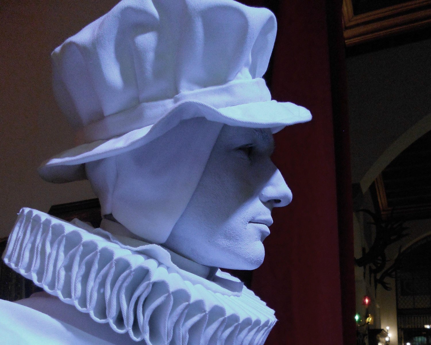 Statua vivente in posa in un interno storico